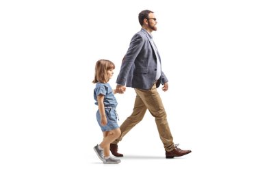 Baba ve kızı beyaz arka planda yürüyüp el ele tutuşuyorlar.