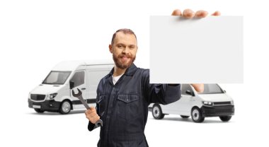 Elinde İngiliz anahtarı olan bir tamirci ve beyaz arka planda izole edilmiş küçük boş bir kart.