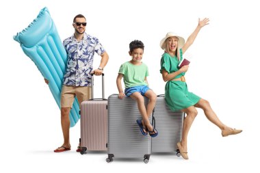 Bavulları olan mutlu bir aile yaz tatiline hazırlanıyor.