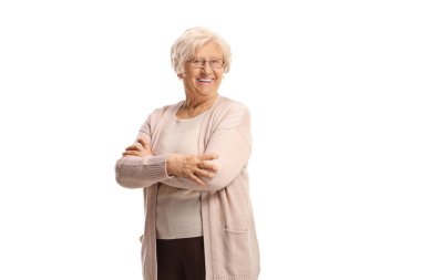 Yaşlı kadın gülümsüyor ve kollarını kavuşturup poz veriyor. Beyaz arka planda izole edilmiş.