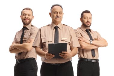 Beyaz arka planda izole edilmiş üniformalı güvenlik görevlileri.