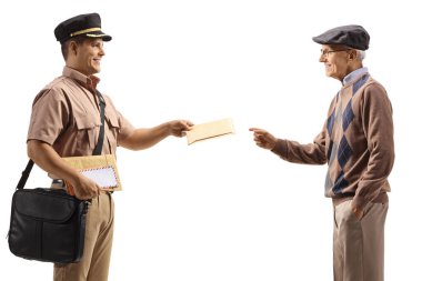 Üniformalı bir postacı beyaz arka planda izole edilmiş yaşlı bir adama mektup getiriyor.