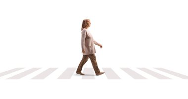 Yetişkin bir kadının beyaz arka planda izole edilmiş yaya geçidinde yürürken tam boy profil fotoğrafı.