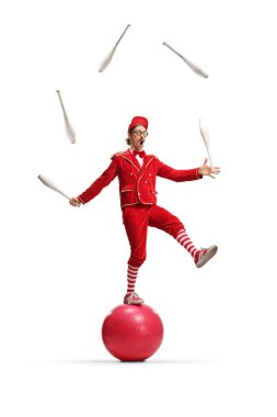 Büyük bir top üzerinde duran ve beyaz arka planda izole edilmiş hokkabazlık yapan bir şovmen.