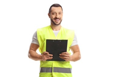 Beyaz arkaplanda izole edilmiş bir pano tutan yansıtıcı yelek giyen işçi