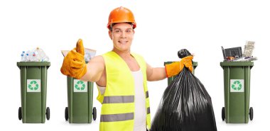 Atıkları geri dönüştüren ve işaret eden inşaat işçisi beyaz arka planda izole edilmiş