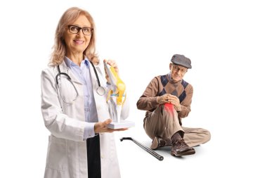 Yaşlı yetişkinlerde diz ağrısı ve osteoartrit, yaşlı adam ve doktor beyaz arka planda izole.
