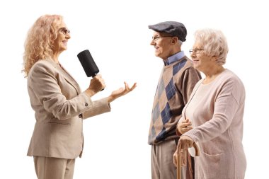 Beyaz arka planda izole edilmiş yaşlı bir çiftle röportaj yapan kadın.