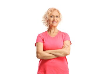 Beyaz arka planda kollarını kavuşturmuş, gülümseyen orta yaşlı bir kadın.
