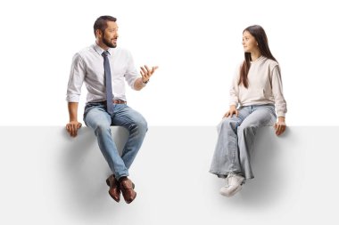 Bir panelde oturan ve beyaz arka planda izole edilmiş genç bir kızla konuşan bir iş adamı.