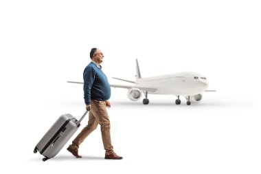 Bir uçağın tam boy profil fotoğrafı ve beyaz arka planda izole edilmiş bavullu olgun bir adam.