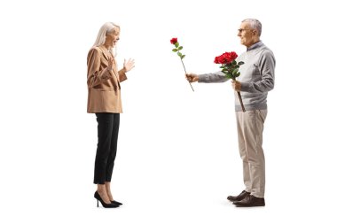 Yaşlı bir adam beyaz arka planda izole edilmiş genç bir kadına kırmızı kanat takıyor.