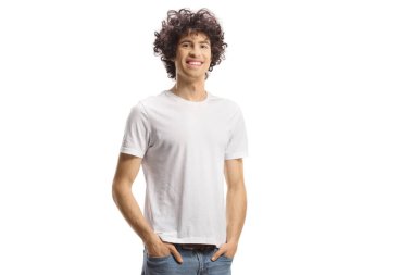 Beyaz arka planda sırıtan kıvırcık saçlı genç adam.