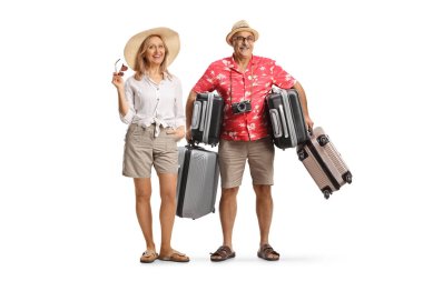 Kocasıyla birlikte beyaz arka planda izole edilmiş bir sürü bavul taşıyan kadın turist.