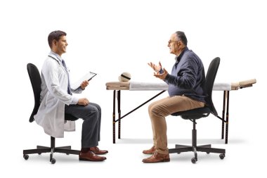 Olgun erkek hasta bir sandalyede oturup beyaz arka planda izole edilmiş bir erkek doktorla konuşuyor.