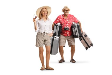 Bir sürü bavulu olan karı koca beyaz arka planda izole bir tatile çıkıyorlar.