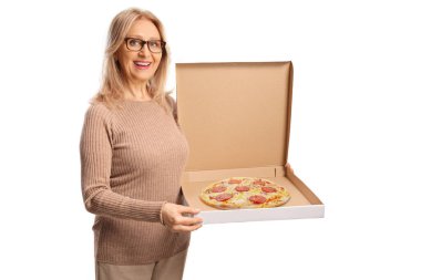 Beyaz arka planda izole edilmiş bir kutuda pizza tutan orta yaşlı bir kadın.
