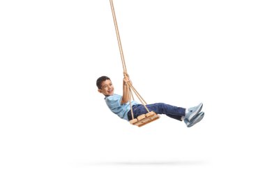 Mutlu çocuk sallanıyor beyaz arka planda izole edilmiş bir salıncakta