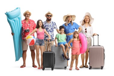 Çocuklu aile ve büyükanne ve büyükbaba beyaz arka planda yaz tatiline çıkıyorlar. 
