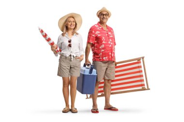 Plaj sandalyesi ve beyaz arka planda izole edilmiş taşınabilir mini buzdolabı olan olgun bir adam ve kadın.