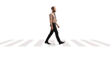 Beyaz arka planda, zebra işaretinin önünden geçen bir güvenlik görevlisinin tam boy profil çekimi.