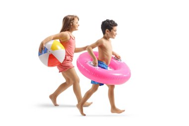 Beyaz arka planda plaj topu ve yüzme halkasıyla koşan mayo giymiş kız ve erkek.