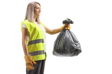 Beyaz arkaplanda çöp torbası tutan kadın atık toplayıcısı