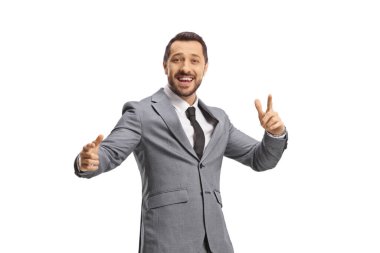 Beyaz arka planda yalnız dans eden neşeli profesyonel adam.