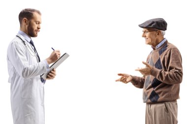 Doktor beyaz arka planda izole edilmiş yaşlı bir erkek hasta için reçete yazıyor.