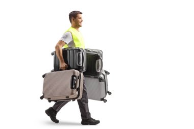 Beyaz arka planda izole edilmiş valizler taşıyan bir havaalanı çalışanı.