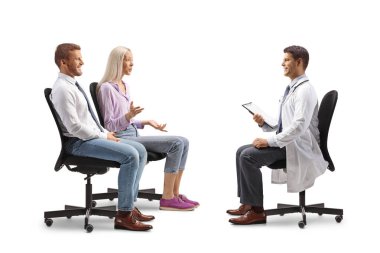 Kadın ve erkek doktorla konuşuyor, tedavi amaçlı tıbbi tedavi kavramı beyaz arka planda izole edilmiş.