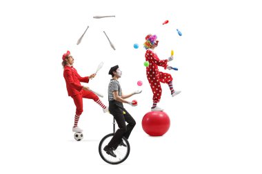 Beyaz arka planda izole edilmiş hokkabazlık yapan bir grup şovmen