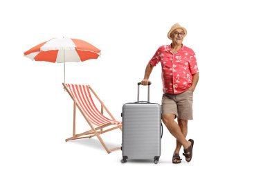 Beyaz arka planda yaz tatilinde bavullu bir erkek turist.