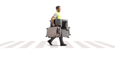 Beyaz arka planda izole edilmiş yaya geçidinde bavul taşıyan güvenlik yeleği giymiş bir adam.