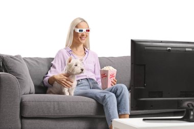 Kanepede oturan bir kadın ve köpek beyaz arka planda izole edilmiş 3 boyutlu bir film izliyorlar.