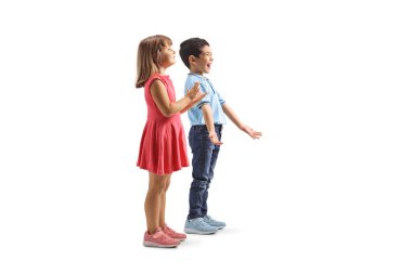 Mutlu bir erkek ve kızın beyaz arka planda izole edilmiş bir şeyi izlediği uzun bir çekim.