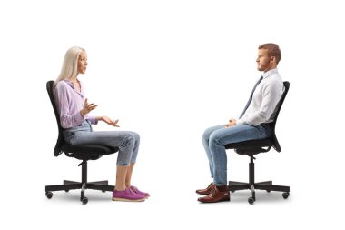 Ofis sandalyesinde oturan ve beyaz arka planda izole edilmiş erkek bir iş arkadaşıyla konuşan bir kadın.