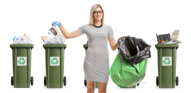 Geri dönüşüm için teneke kutu tutan genç bir kadın ve beyaz arka planda izole edilmiş plastik bir çanta.