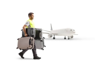 Beyaz arka planda izole edilmiş bir uçağa bavul taşıyan bir havaalanı çalışanı.