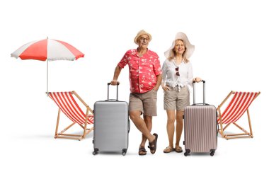 Beyaz arka planda izole edilmiş yaz tatilinde bavulları olan mutlu olgun bir çift.