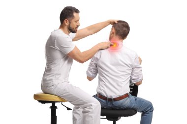 Kayropraktik uzmanı boyun sertliği ve beyaz arka planda izole edilmiş ağrı tedavisi yapıyor.