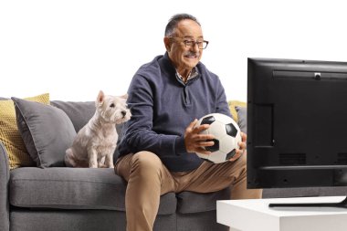 Yetişkin bir adam ve köpek beyaz arka planda izole edilmiş bir futbol maçı izliyorlar.