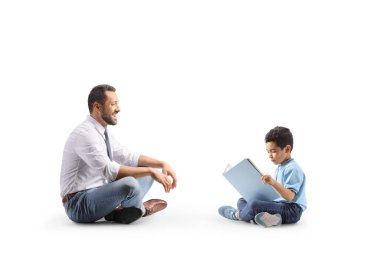 Çocuk babasına hikaye okuyor. Aile eğlencesi kavramı beyaz arka planda izole edilmiş.