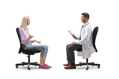 Sandalyede oturan bir kadın hasta ve beyaz arka planda izole edilmiş bir pratisyen doktorla konuşuyor.