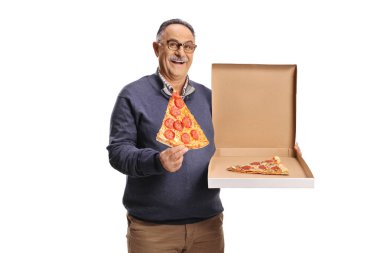 Olgun bir adam elinde bir dilim pizza ve beyaz arka planda izole edilmiş bir kutu tutuyor.