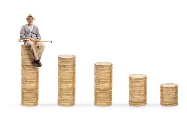 Bozuk para yığınının üzerinde oturan yaşlı bir adam ve beyaz arka planda izole edilmiş yürüyen bir baston tutuyor.