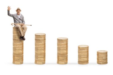 Yükselen bozuk para yığınlarının üzerinde oturan yaşlı bir adam ve beyaz arka planda izole edilmiş yürüyen bir baston tutuyor.