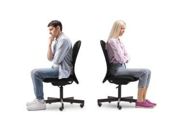 Kızgın adam ve kadın sırt sırta oturup beyaz arka planda izole edilmiş.