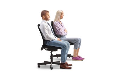 Ofis sandalyelerinde oturan profesyonel insanlar beyaz arka planda izole edilmiş.