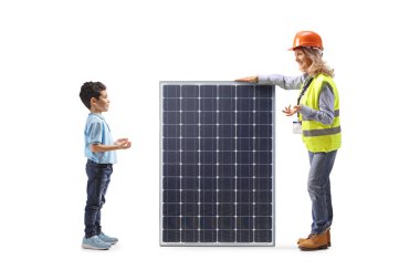 Bir çocukla konuşan ve beyaz arka planda izole edilmiş güneş panelini açıklayan kadın mühendis.